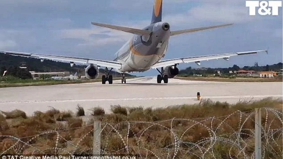 Τουρίστας ήθελε να δει από κοντά απογείωση αεροσκάφους στη Σκιάθο και… εκτοξεύτηκε (βίντεο)